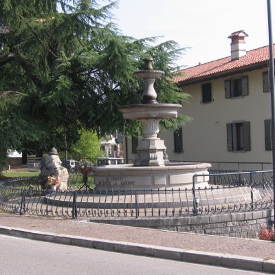 Fountain_in_Buttrio,_Friuli-Venezia_Giulia_-_panoramio
